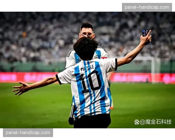 暖心一幕：蒙彼利埃小球迷冲入场内获球星拥抱，随后被安保带离